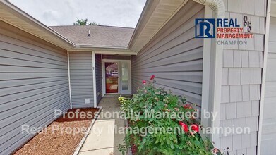Building Photo - Charming Ranch Style Home with Spacious Fe...