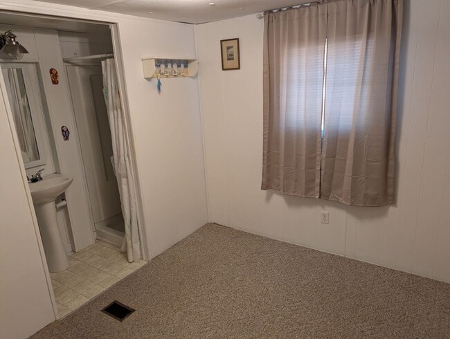 Building Photo - 3 Bedroom 2 Bath manufactured home located...