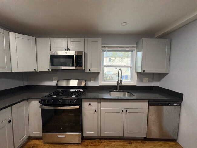 Building Photo - Beautiful, Newly Renovated 4 Bedroom 2 1/2...