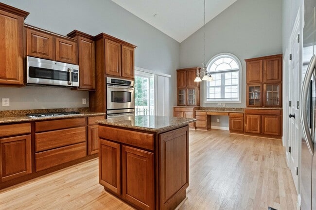 Building Photo - Gorgeous 4br/3ba Two Story House w/ Fully Fenced Backyard!