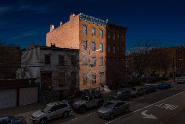 Building Photo - 189 Christopher Columbus Dr