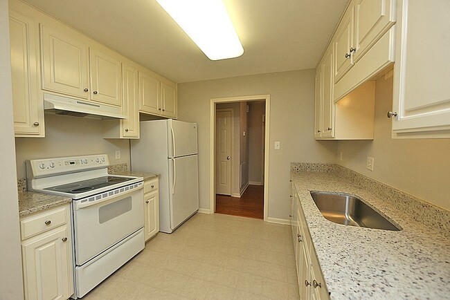 Building Photo - Ranch Home with Garage in Prime North Raleigh Location!