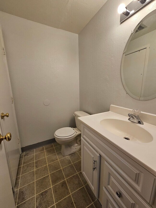 Building Photo - Serene 2 Bedroom 1 1/2 Bath Aurora Townhom...