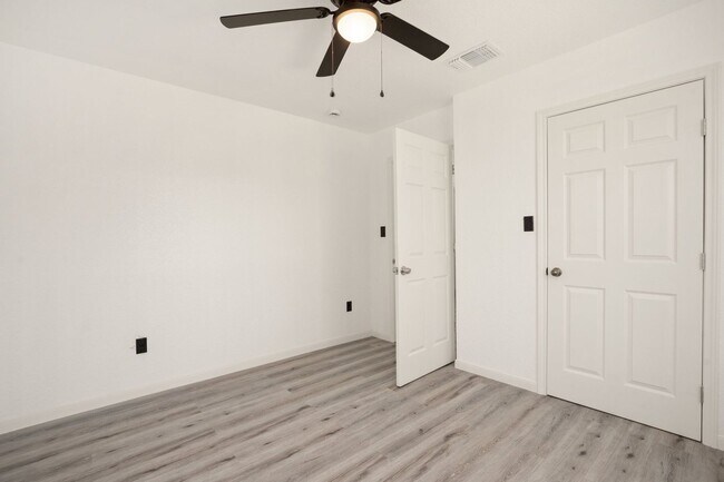 Building Photo - Spacious 3BR House in San Antonio Close to...