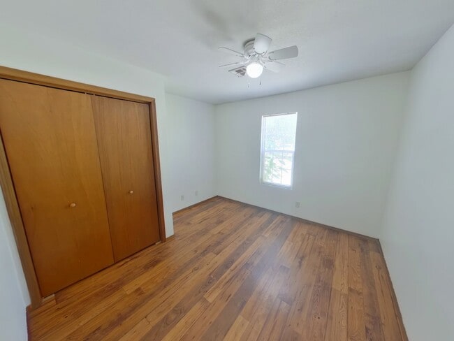 Building Photo - 611 S Mt Carmel St