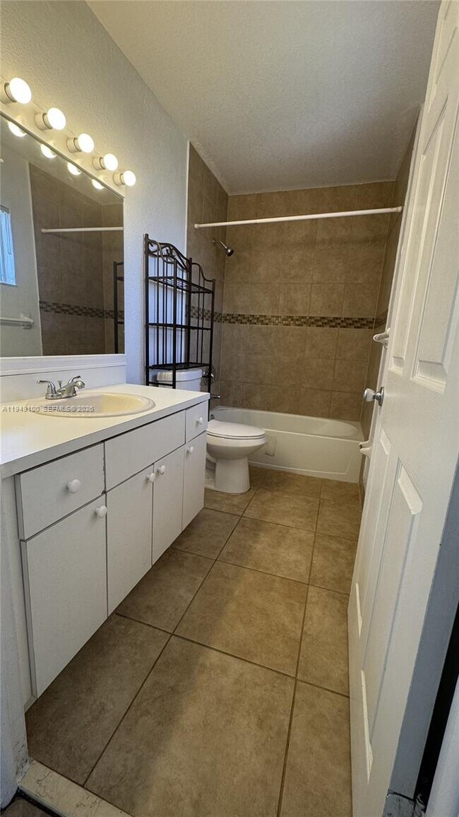 Building Photo - 9150 SE 13th Rd