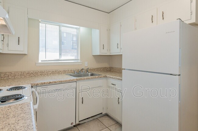 Building Photo - 1600 14th Ave E