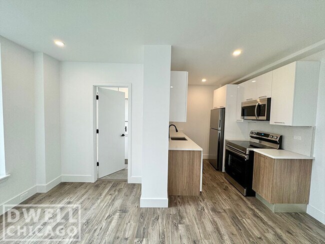 Building Photo - 901 W Carmen Ave