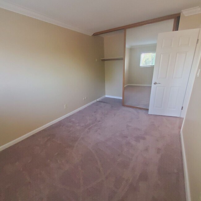 Building Photo - Sparkling Upgrades & Convenient Pleasant H...