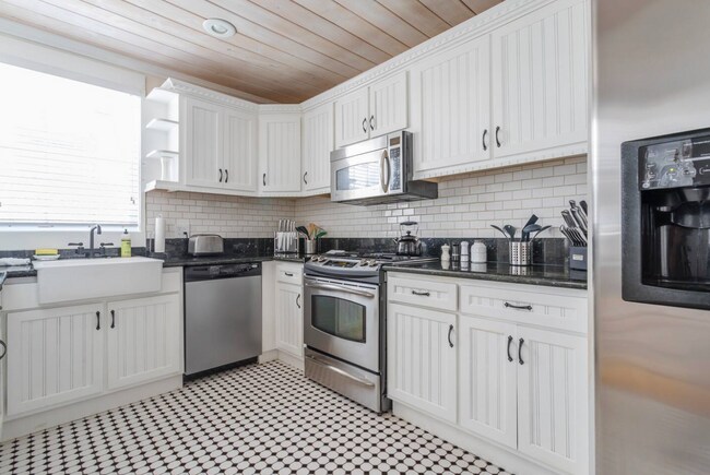 Building Photo - 1020 Havenhurst Dr