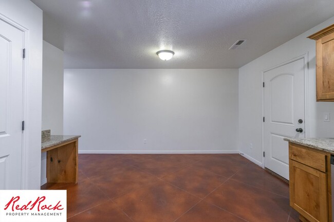 Building Photo - DOG-FRIENDLY 3 Bedroom Townhome with INTER...