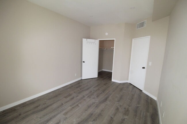 Building Photo - Remodeled Condo in Central Oxnard Gated Community!