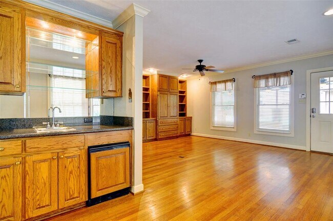 Building Photo - 3197 Westcliff Rd W