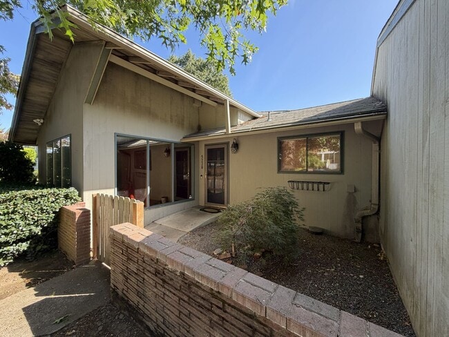 Building Photo - 5220 SE 33rd Pl