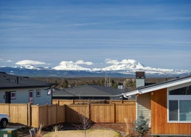 Building Photo - Gorgeous Single Level Home with Mountain V...