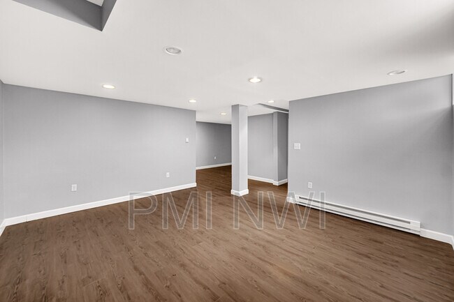 Building Photo - 314 S Jasper St