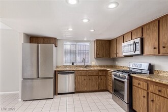 Building Photo - 557 Chelsea Dr