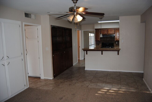 Building Photo - 5701 Daggett Ave