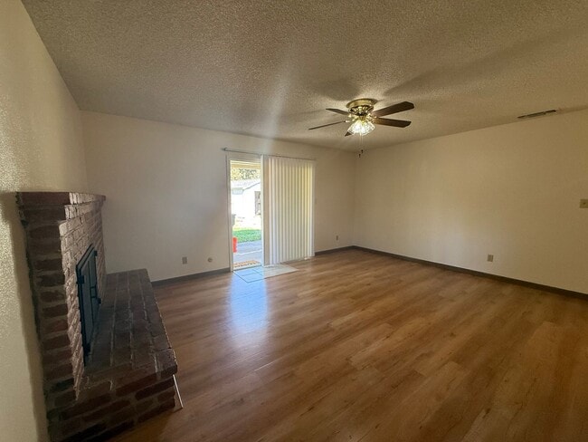 Building Photo - 3 bed 2 bath home available now!