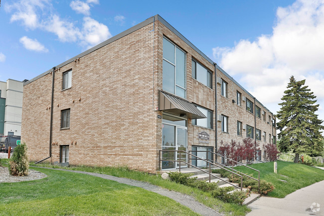 Building Photo - 1100 Como Ave SE