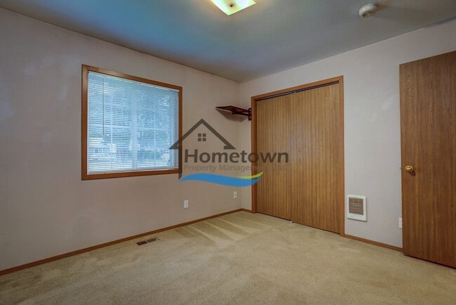 Building Photo - Very Nice 2 Bed Home with Fully Fenced Bac...
