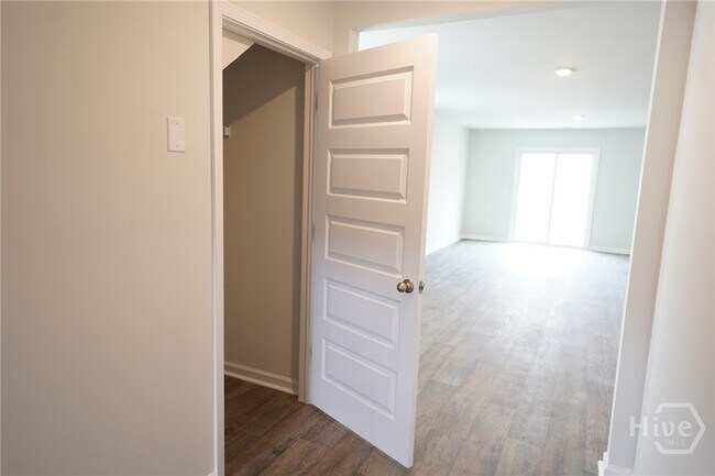 Building Photo - 102 Red Admiral Ln