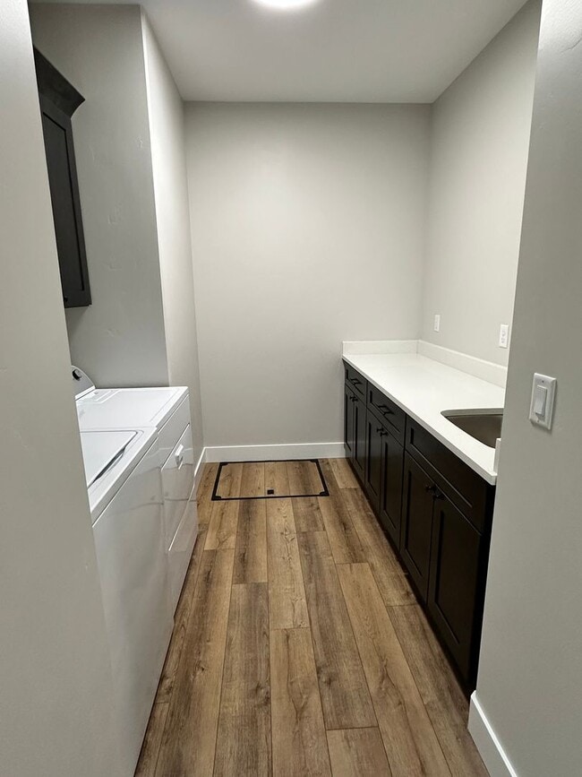 Building Photo - BRAND NEW 3 Bed 2.5 bath home in Rexburg -...