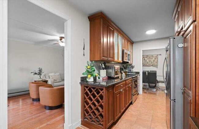 Building Photo - Colonial