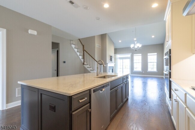 Building Photo - 76 Van Cleef Dr