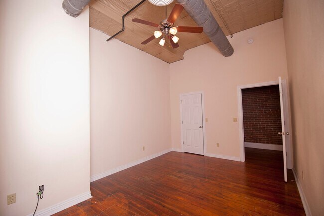 Building Photo - Downtown Lofts 201-202