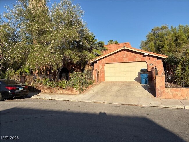 Building Photo - 3167 El Cedro Cir