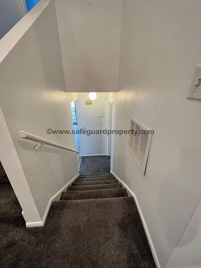 Building Photo - Charming 3-Bedroom Duplex w/ Garage & Shared Yard