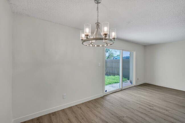 Building Photo - 3-1