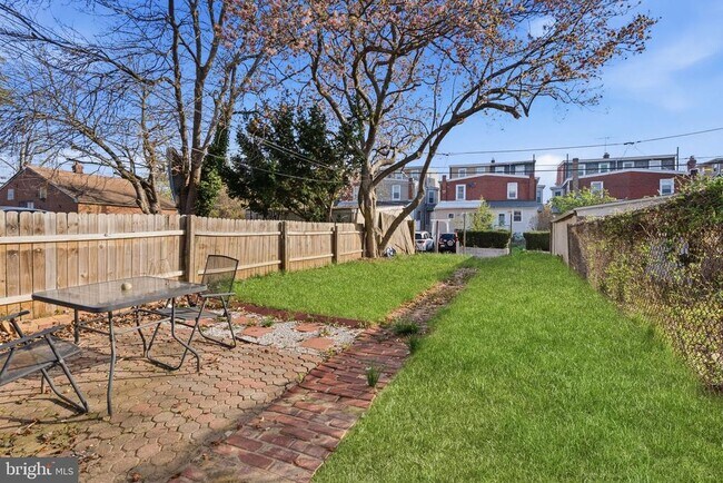 Building Photo - 211 E Poplar St