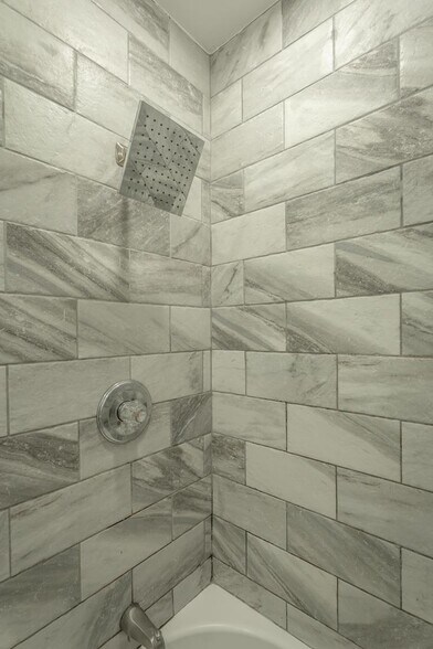 Building Photo - 1032 S Seminole Dr