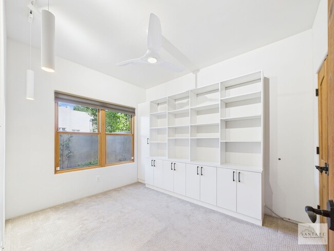 Building Photo - Beautifully Done Custom Built Townhouse wi...
