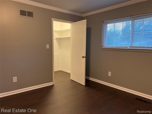 Building Photo - 754 E Fox Hills Dr