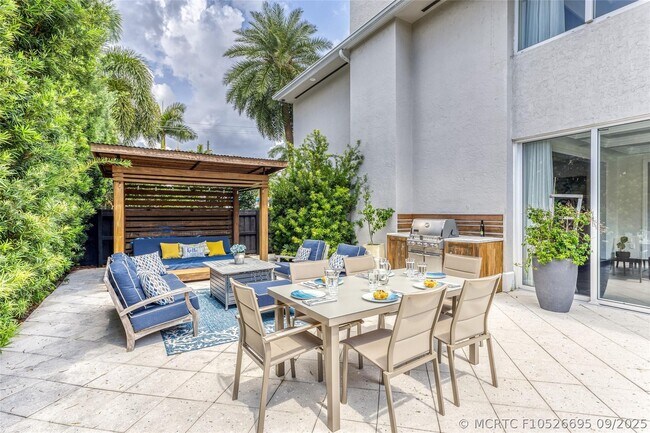 Building Photo - 524 Poinciana Dr