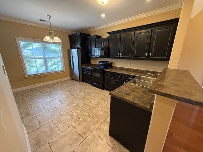 Building Photo - GORGEOUS HOME IN RUSTLING OAKS JUST MINUTES FROM MEMPHIS