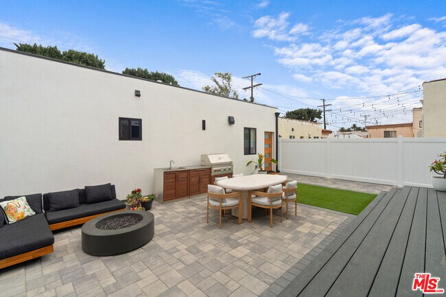 Building Photo - 2911 S Rimpau Blvd