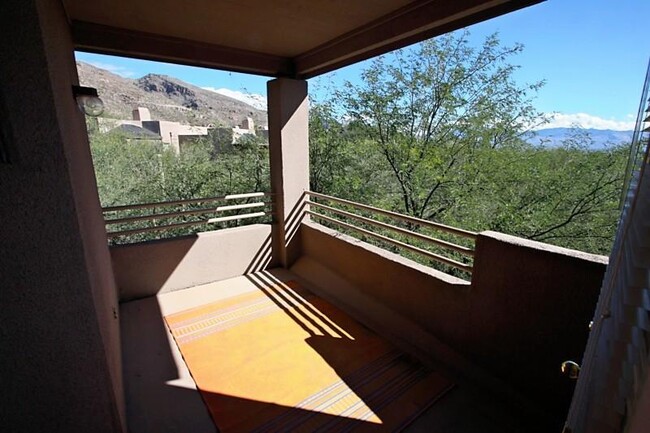 Building Photo - Lovely Sabino Canyon Condo