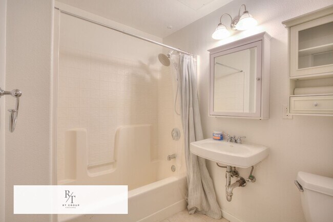 Building Photo - Luxurious Modern Condo in Alhambra