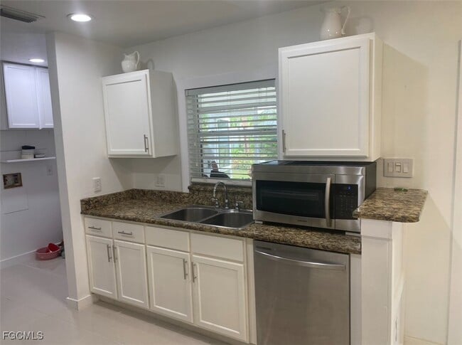 Building Photo - 5237 Warren St