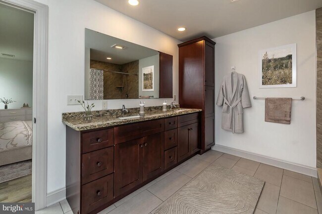 Building Photo - 411 James St