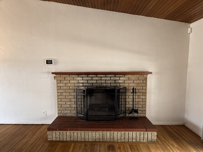 Building Photo - 3213 San Pedro Dr NE