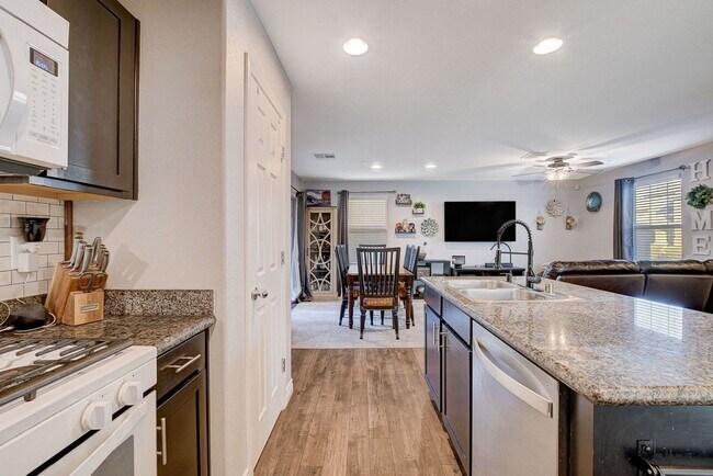 Building Photo - Stunning 3 Bed Home with Loft, Den & Upgraded Kitchen
