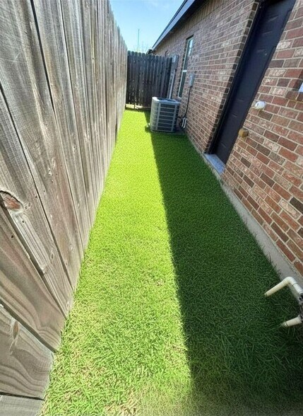 Building Photo - 3708 Valeria St