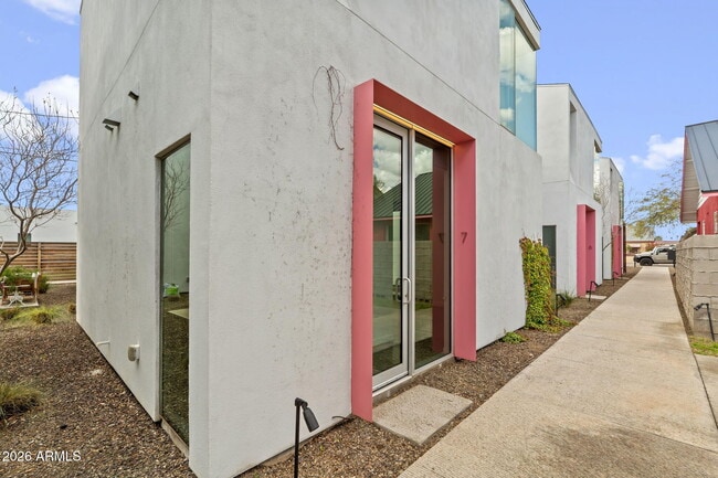 Building Photo - 1337 E Polk St