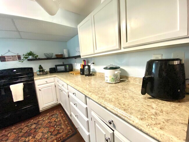 Building Photo - 1305 Stratford Ave