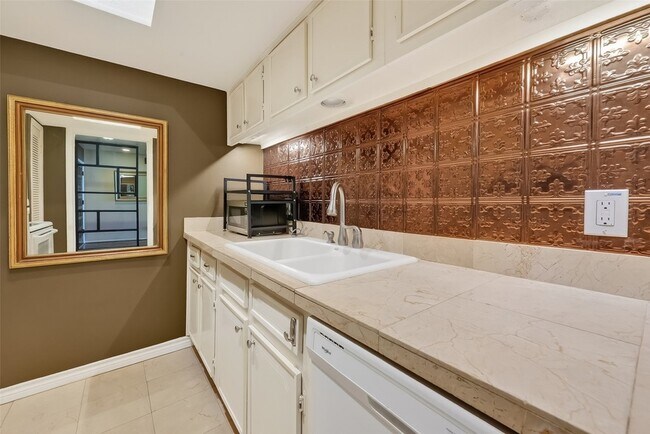 Building Photo - 2516 Commonwealth St